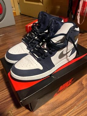 Jordan 1 Kids Sneakers in Navy, White, Silver